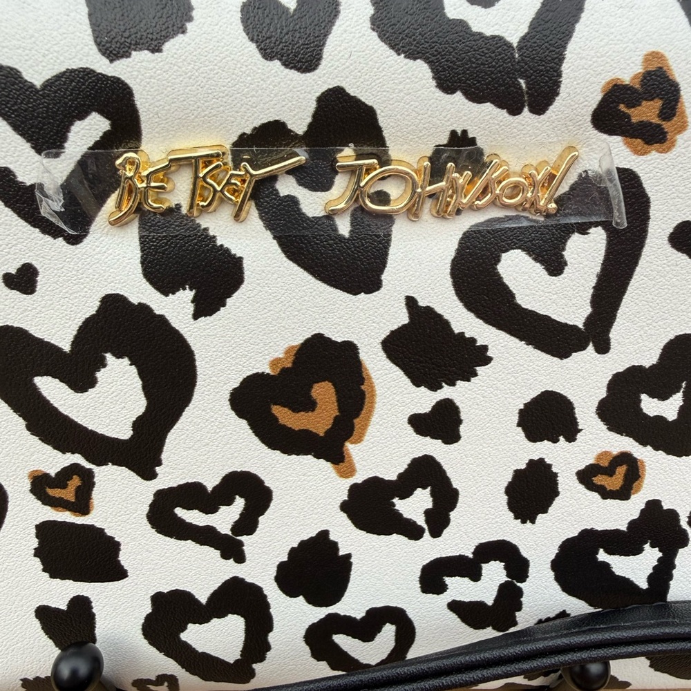 🐆 Betsey Johnson Heart Leopard Print Zip Around Wristlet - Picture 2 of 4